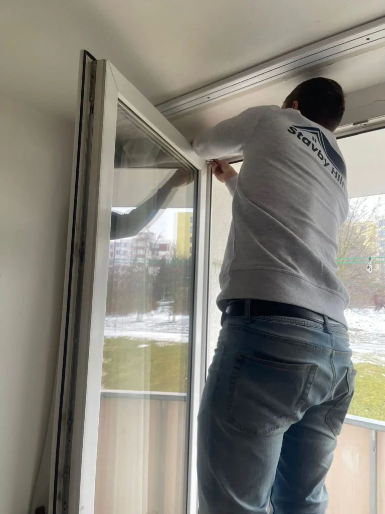 Technik při seřízení plastového okna